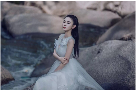 秦七七将携私人化妆师出席陌陌直播17惊喜夜，现场造型引期待