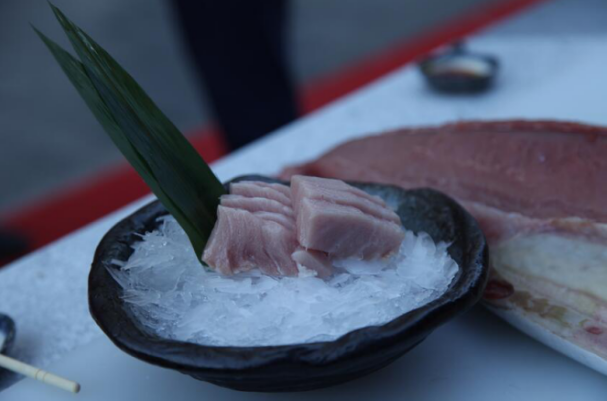 上海镜花水月：50斤金枪鱼当场分解品尝，食客大呼过瘾
