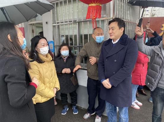 献爱传温情上海市台协浦东工委主委、永和豆浆董事长林建雄慰问敬老院
